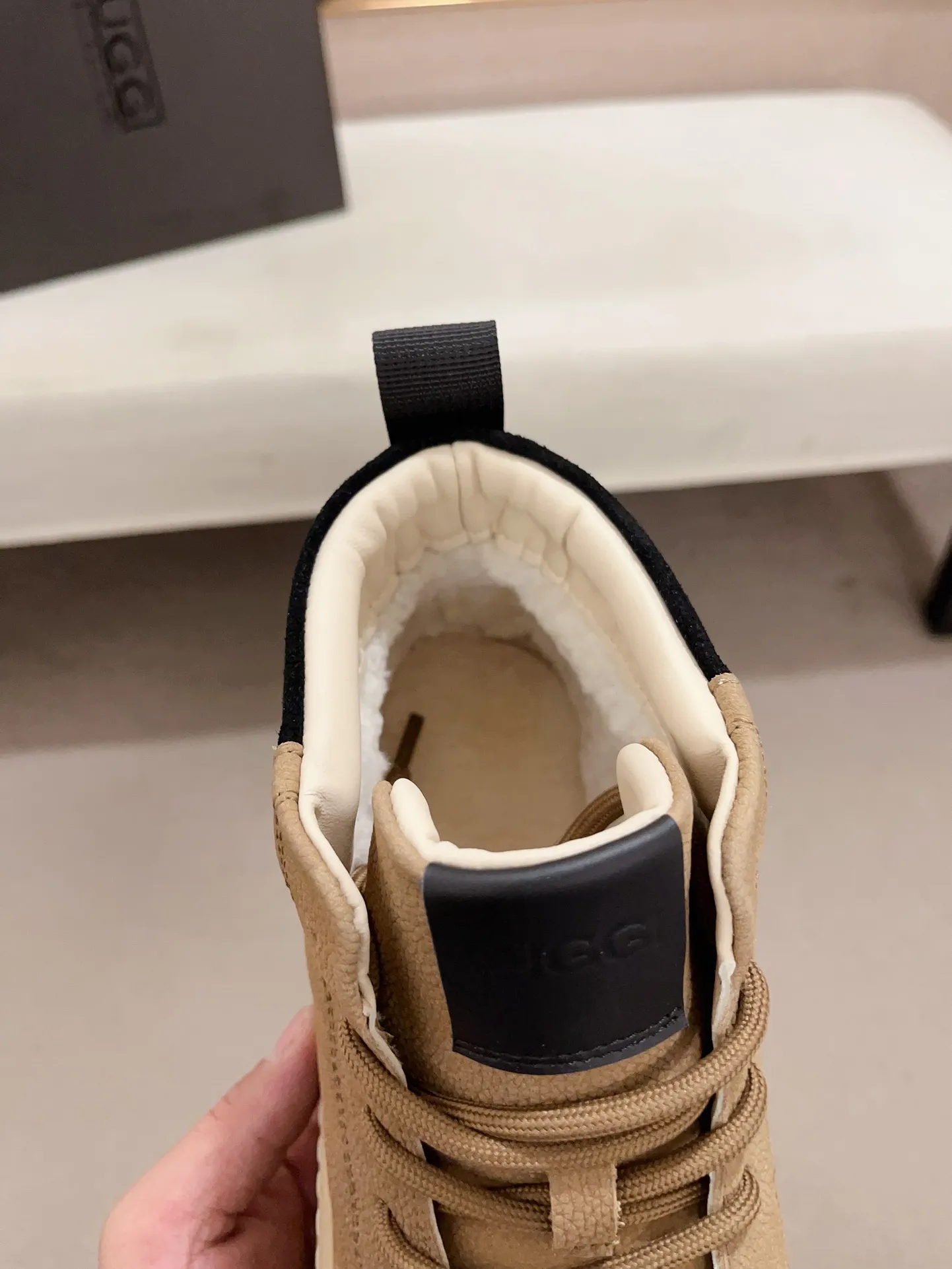 Factory price: 740💰North American men's shoes Ugg ☃️In the special sale of new high-quality men's shoes snow boots in autumn and winter, the nemesis of extreme cold weather! Made of cowhide leather, merino wool lining, and original outsole, whether driving, outdoor or daily wear, there is always one that suits you! Code number 39-44